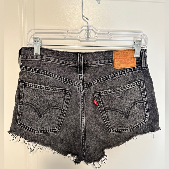 LEVIS 501 Black distressed jean shorts size 26 - Picture 2 of 4